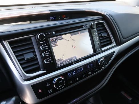 Used 2017 Toyota Highlander XLE image 24