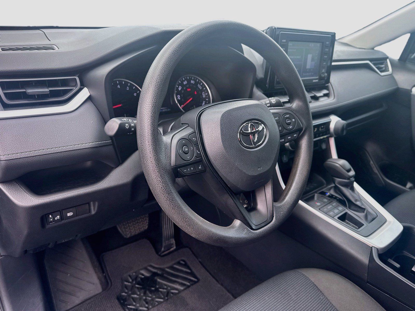 Used 2022 Toyota RAV4 LE AWD/4WD image 9