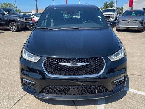 Used 2026 Chrysler Pacifica Limited FWD image 5