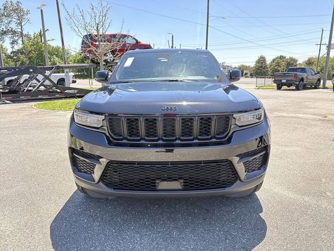 Used 2023 Jeep Grand Cherokee Altitude AWD/4WD image 9