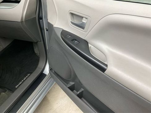 Used 2017 Toyota Sienna LE image 25
