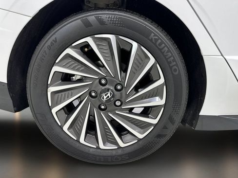 Certified 2025 Hyundai Sonata Limited FWD image 11