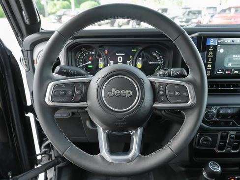 Used 2025 Jeep Wrangler Unlimited Sahara w/ Safety Group AWD/4WD image 8