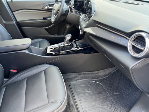 Used 2025 Chevrolet Trax ACTIV w/ Sunroof Package image 22