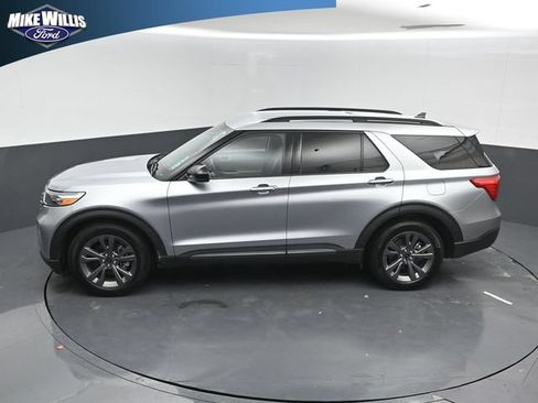 Used 2024 Ford Explorer XLT w/ Equipment Group 202A RWD image 12