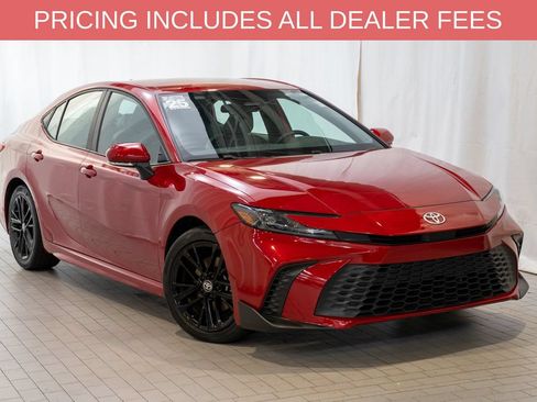 Used 2025 Toyota Camry SE FWD image 1