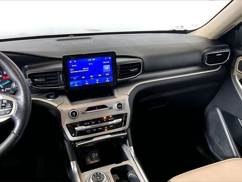 Used 2022 Ford Explorer XLT w/ Equipment Group 202A image 5