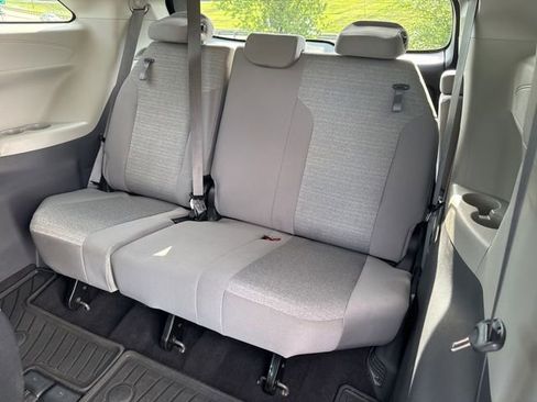 Used 2023 Toyota Sienna LE FWD image 7