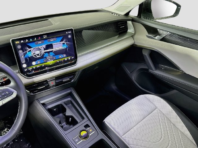 Certified 2025 Volkswagen Tiguan SE FWD image 22