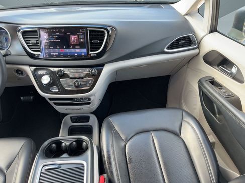 Used 2023 Chrysler Pacifica Touring-L image 27