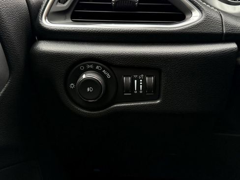 New 2026 Chrysler Pacifica Limited w/ Uconnect Theater Family Group FWD image 17