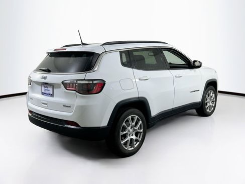Used 2022 Jeep Compass Latitude w/ Sun and Sound Group AWD/4WD image 5