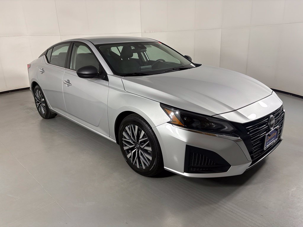 Used 2024 Nissan Altima 2.5 SV FWD image 2