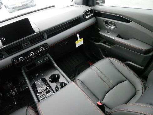Certified 2025 Honda Pilot TrailSport image 11