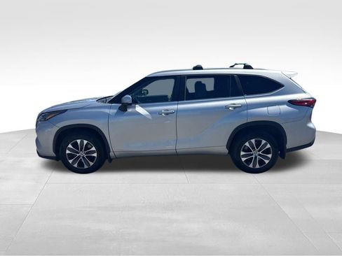 Used 2023 Toyota Highlander XLE AWD/4WD image 2