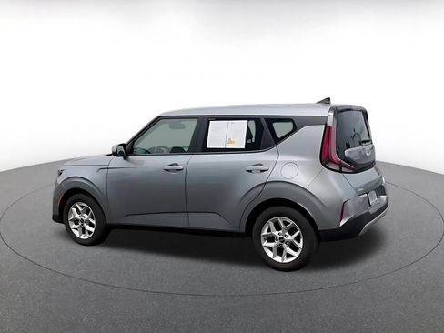 Used 2025 Kia Soul LX w/ LX Technology Package FWD image 8