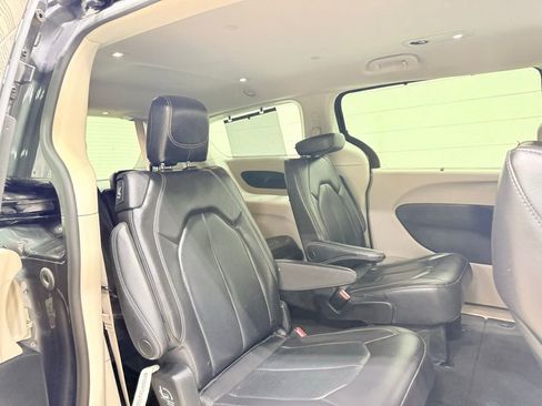 Used 2022 Chrysler Pacifica Touring-L image 17