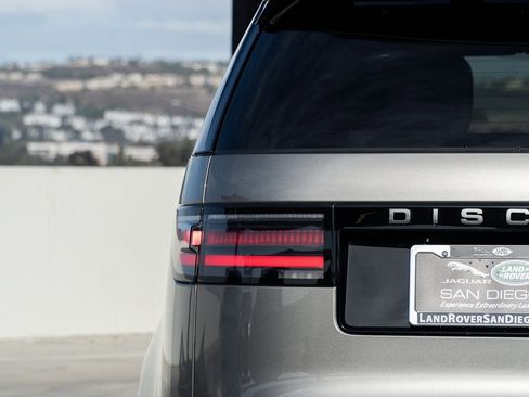 Used 2025 Land Rover Discovery Dynamic SE image 5