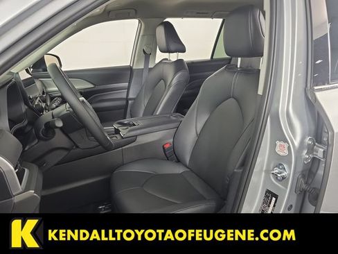 Used 2025 Toyota Grand Highlander AWD image 16