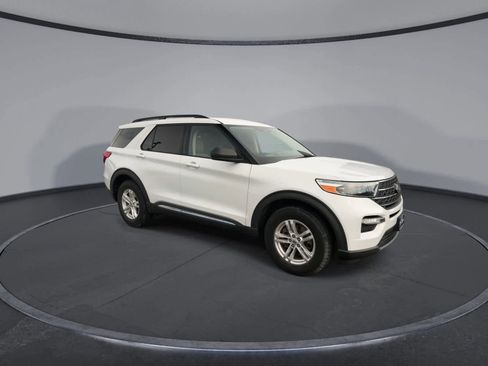 Used 2020 Ford Explorer XLT w/ Equipment Group 202A image 2