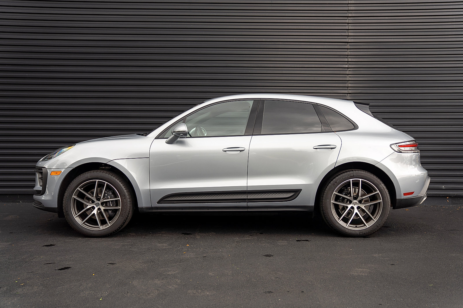 Used 2026 Porsche Macan AWD/4WD image 2