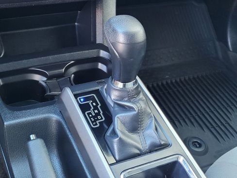 Used 2018 Toyota Tacoma SR5 AWD/4WD image 21