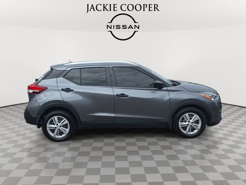 Used 2018 Nissan Kicks S FWD image 4