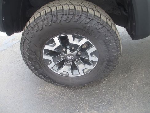 Used 2022 Toyota Tacoma TRD Off-Road w/ Technology Package AWD/4WD image 16