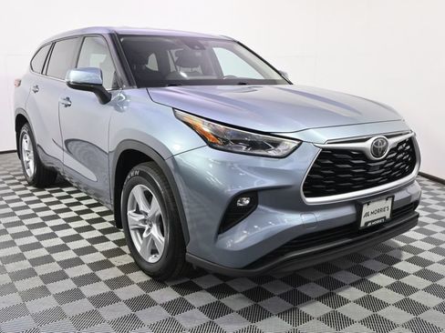 Used 2021 Toyota Highlander LE AWD/4WD image 9