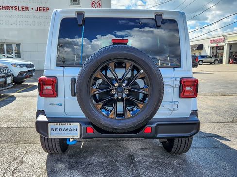 Used 2023 Jeep Wrangler Unlimited Sahara w/ Cold Weather Group image 5