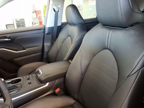 New 2026 Toyota Highlander XLE image 12