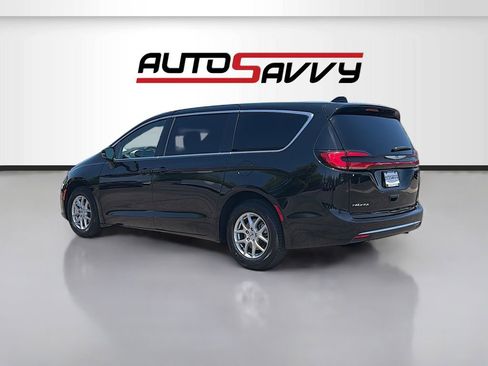 Used 2025 Chrysler Pacifica Select FWD image 5