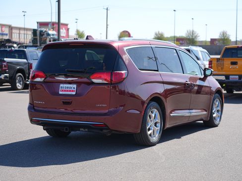 Used 2017 Chrysler Pacifica Limited FWD image 3