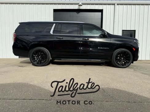 Used 2021 Chevrolet Suburban LT w/ LT Signature Package image 1