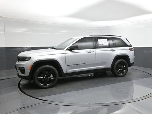 Used 2025 Jeep Grand Cherokee Limited w/ Black Appearance Package RWD image 30
