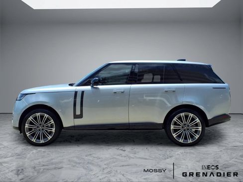 Used 2025 Land Rover Range Rover SE AWD/4WD image 5
