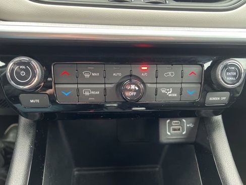 Used 2024 Jeep Compass Limited image 29