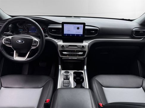 Certified 2022 Ford Explorer XLT w/ Equipment Group 202A image 11