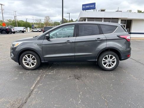 Used 2017 Ford Escape SE FWD image 2