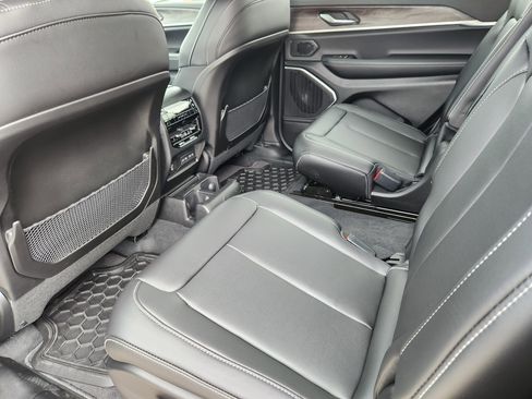 New 2026 Jeep Grand Cherokee L Limited w/ Limited Altitude Package AWD/4WD image 21