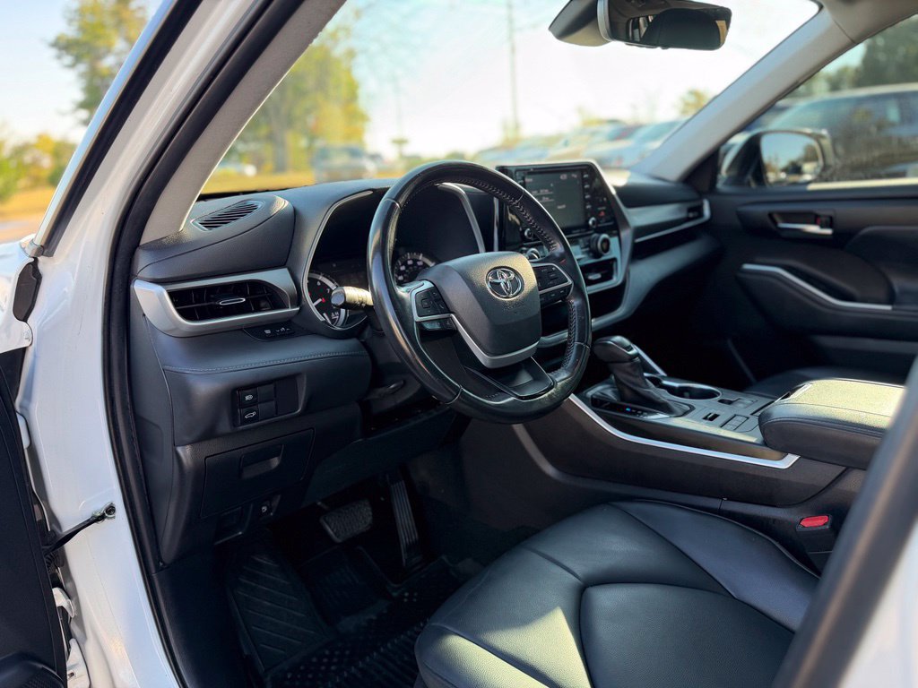 Used 2022 Toyota Highlander XLE AWD/4WD image 21