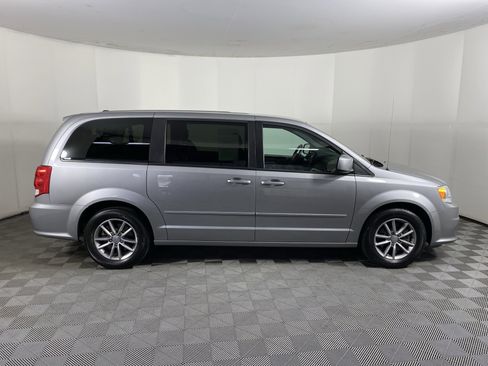 Used 2016 Dodge Grand Caravan SE FWD image 3