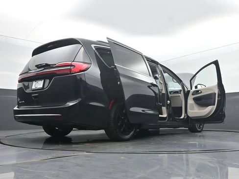 Used 2022 Chrysler Pacifica Touring-L FWD image 58