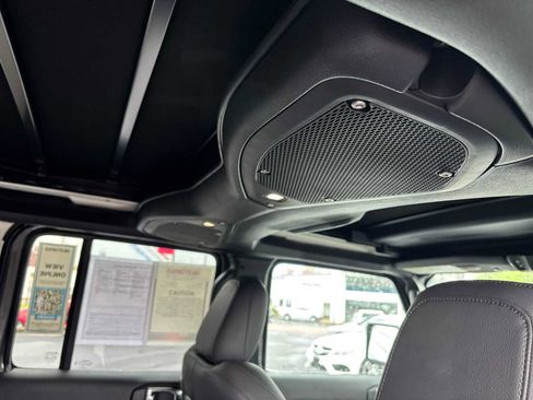 Used 2025 Jeep Wrangler Sahara image 17