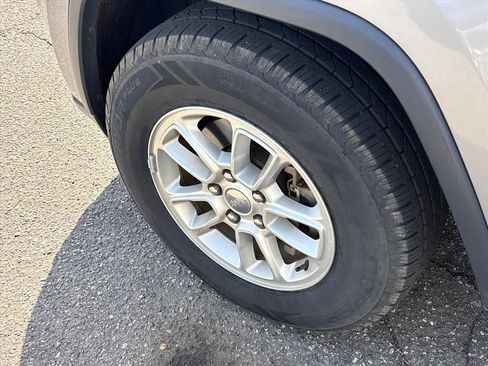 Used 2018 Jeep Grand Cherokee Laredo image 16