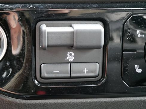 Used 2023 Chevrolet Silverado 1500 LT AWD/4WD image 23