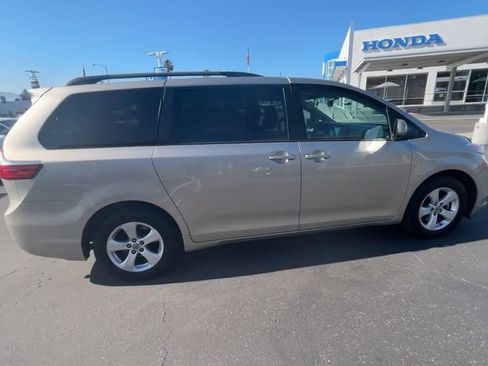 Used 2015 Toyota Sienna LE image 9