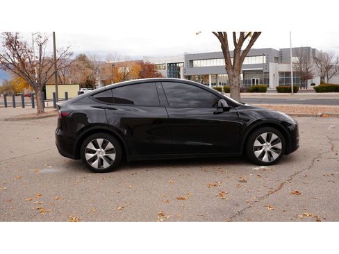 Used 2023 Tesla Model Y Long Range image 8