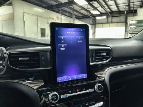 Used 2022 Ford Explorer Limited w/ Limited Technology Package image 26