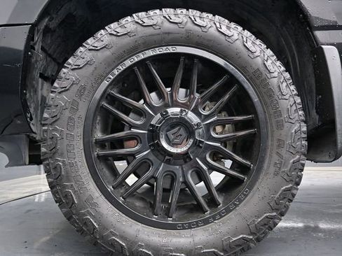 Used 2021 Nissan Titan SV w/ SV Convenience Package image 30